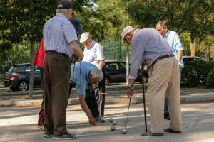 Ancianos jugando a la petanca en un parque público