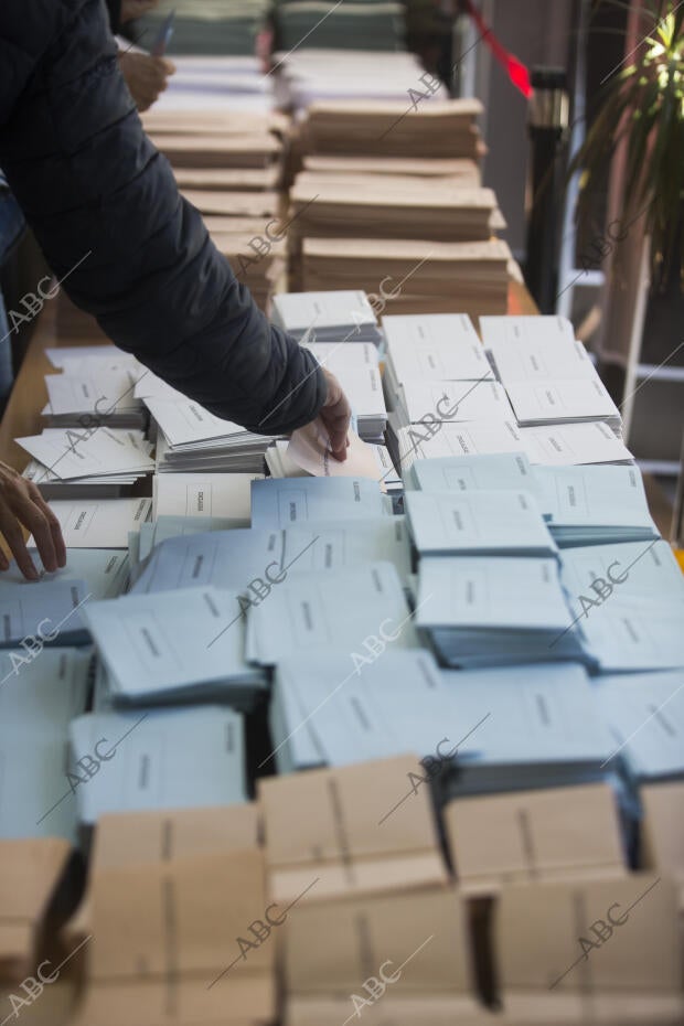 Imagen del líder de VOX, Santiago Abascal, votando en su colegio electoral de...