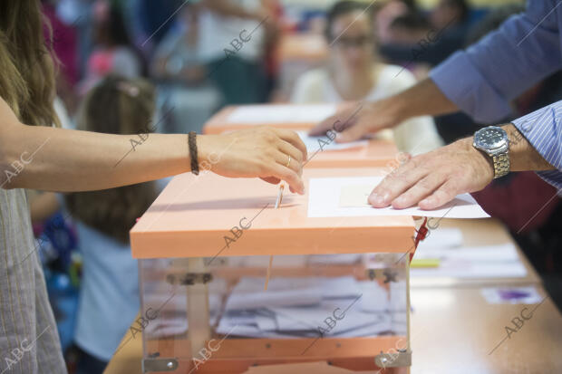 Imagen del líder de VOX, Santiago Abascal, votando en su colegio electoral de...