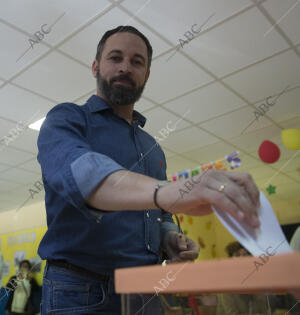 Imagen del líder de VOX, Santiago Abascal, votando en su colegio electoral de...