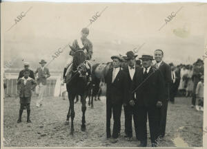 El caballo «Mademoiselle de juenga», montado por Pirelli, de Flatman, ganador...