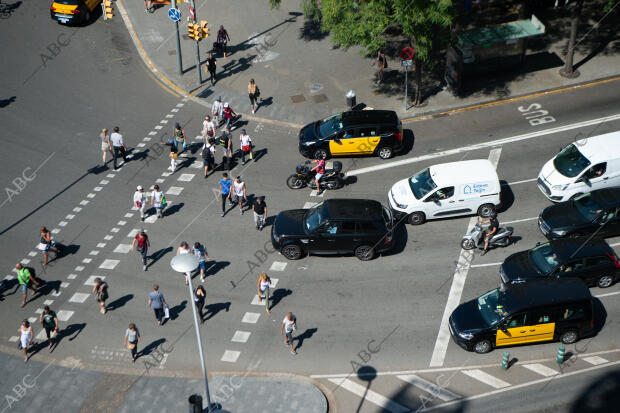 Coches, bicicletas, peatones y autobuses