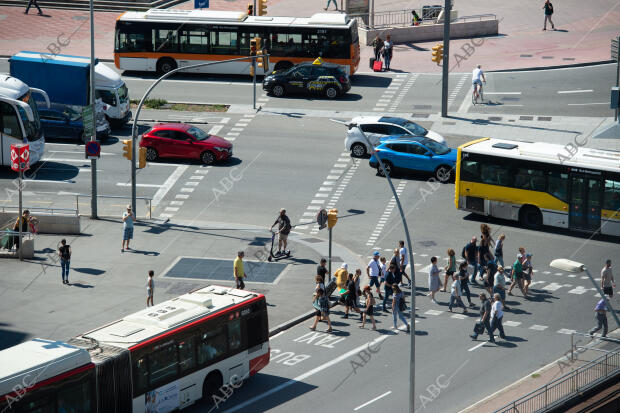 Coches, bicicletas, peatones y autobuses