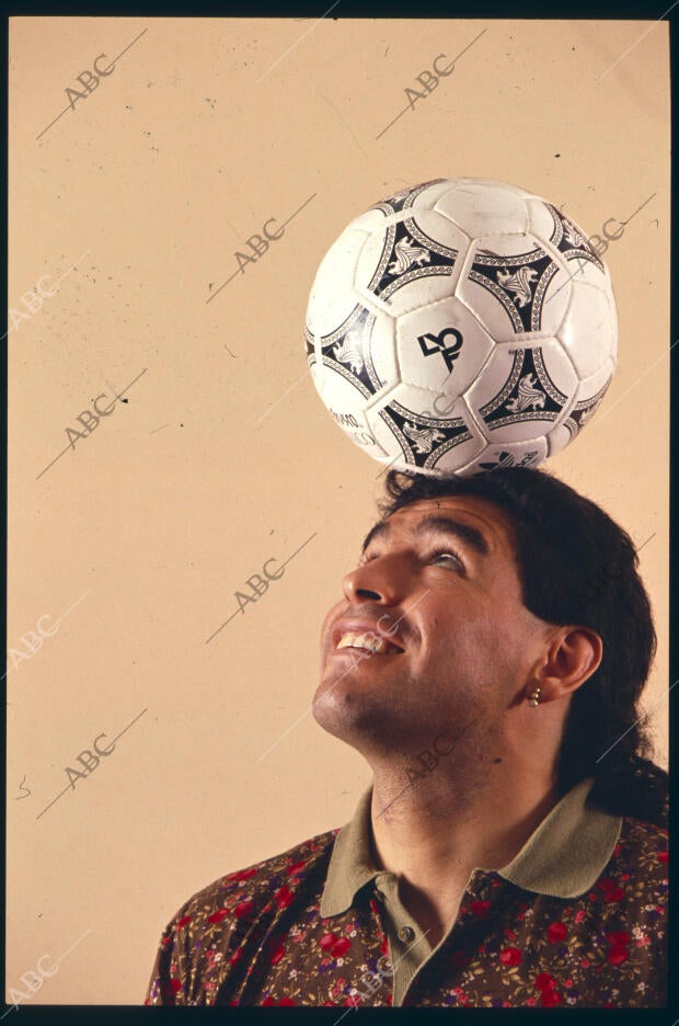 Diego Armando Maradona posa con un balón