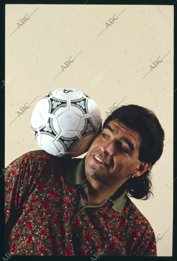 Diego Armando Maradona posa con un balón
