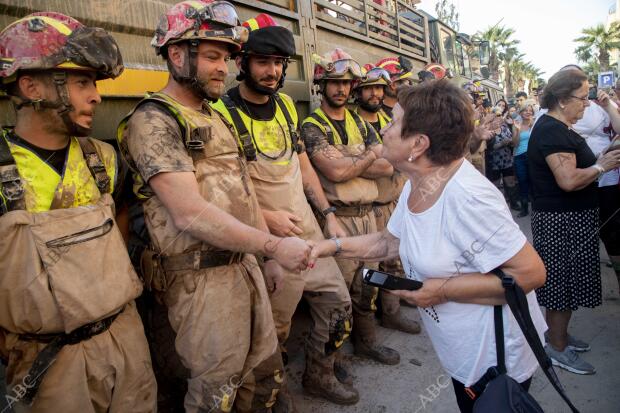Homenaje del pueblo de Los Alcázares a la salida de la UME del centro del pueblo