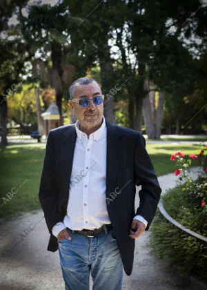 En la imagen, en el parque del Retiro, posando junto a la estatua de Benito...