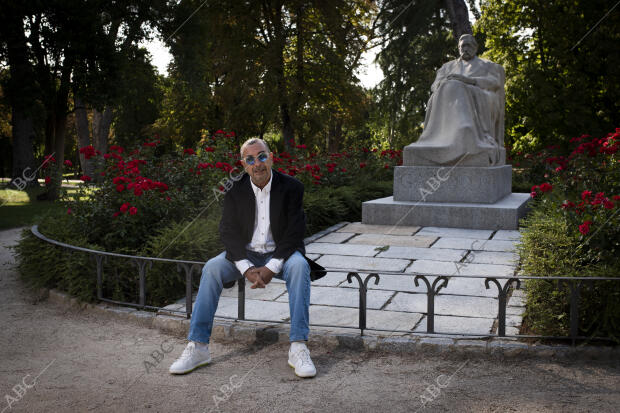 En la imagen, en el parque del Retiro, posando junto a la estatua de Benito...