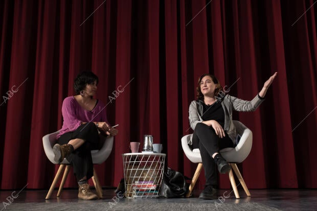 Acto de Podemos, con Ada Colau y Teresa Rodríguez en la Facultad de Comunicación