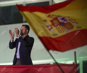 Santiago Abascal sale al balcón de su sede para saludar a sus votantes