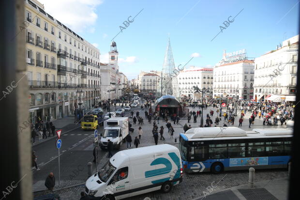 Vista de la puerta del sol y su árbol de Navidad