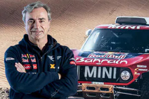 Posado del piloto de rally, Carlos Sainz, antes de disputar el Dakar en Bahrain...