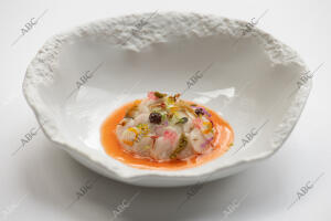Plato encurtidos de flores con salsa romesco de nueces
