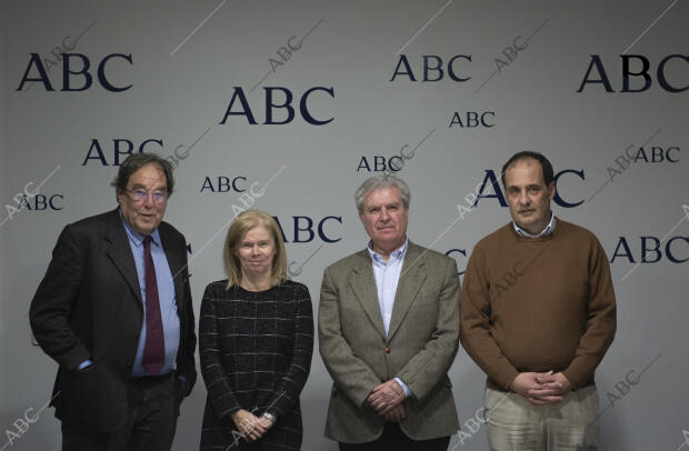 Mesa redonda con Francesc Carreras, Elisa de la Nuez, César Antonio Molina y...