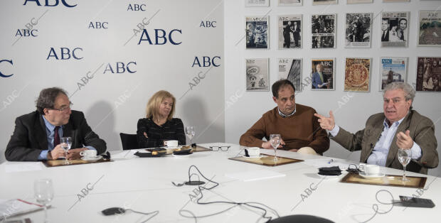 Mesa redonda con Francesc Carreras, Elisa de la Nuez, César Antonio Molina y...