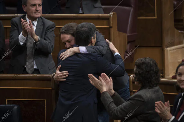 En la imagen, Pedro Sánchez y Pablo Iglesias se abrazan tras las intervenciones...