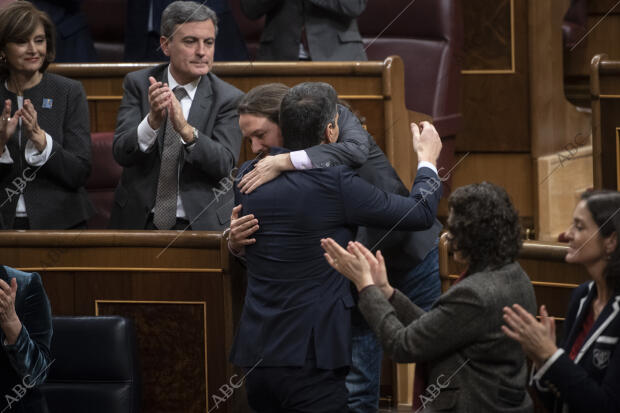 En la imagen, Pedro Sánchez y Pablo Iglesias se abrazan tras las intervenciones...