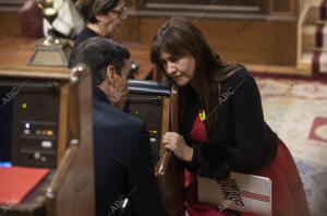 En la imagen, Pedro Sánchez conversa con Laura Borrás