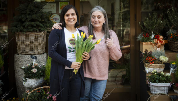 En la imagen, Mercedes Rodríguez y Elsa Valverde, socias de la nueva  floristería - Archivo ABC