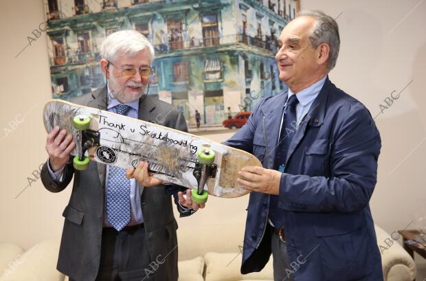 Joaquín Echevarría entrega el monopatín de su hijo Ignacio al Centro Memorial de...