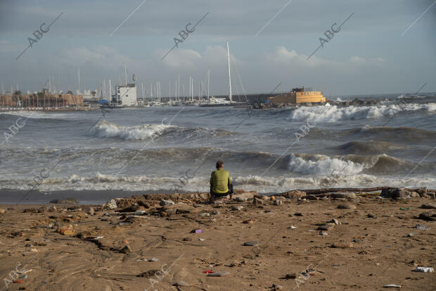 Estado como ha quedado la playa de la Barceloneta después del temporal Gloria