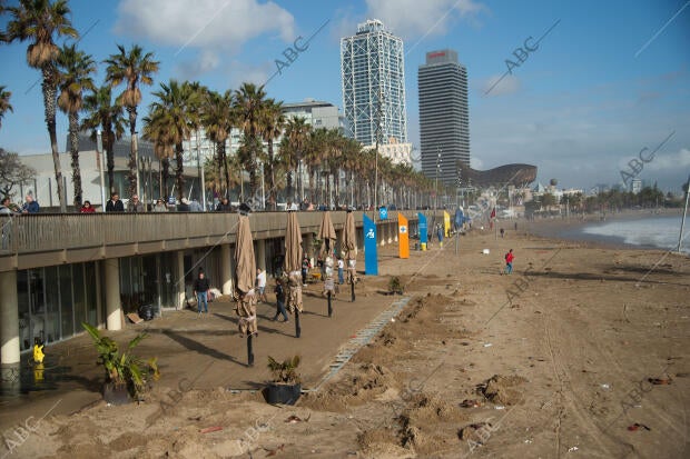 Estado como ha quedado la playa de la Barceloneta después del temporal Gloria