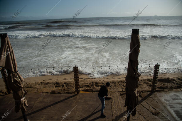 Estado como ha quedado la playa de la Barceloneta después del temporal Gloria