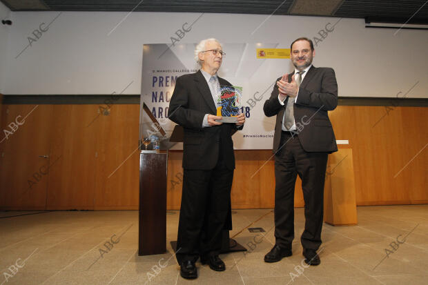 El ministro José Luis Ábalos y Alberto Núñez Feijóo, en la entrega del Premio...