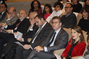 El ministro José Luis Ábalos y Alberto Núñez Feijóo en la entrega del Premio...