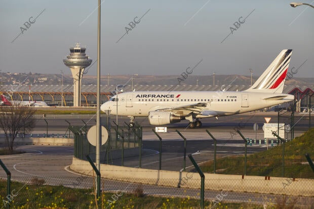 Rodaje de Aeronaves por las Pistas con la torre de la T4 al Fondo