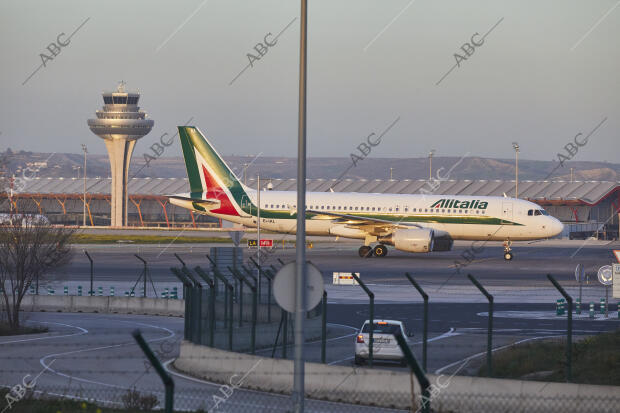 Rodaje de Aeronaves por las Pistas con la torre de la T4 al Fondo