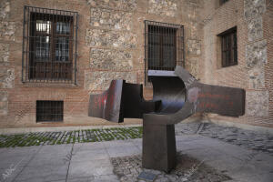 Escultura de Chillida en la Plaza del Rey, dañada por los grafitis