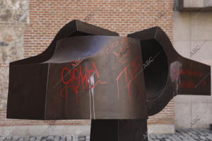 Escultura de Chillida en la Plaza del Rey, dañada por los grafitis