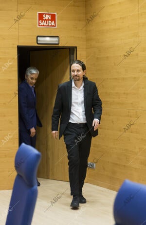 El vicepresidente del Gobierno, Pablo Iglesias, junto al vicepresidente de...