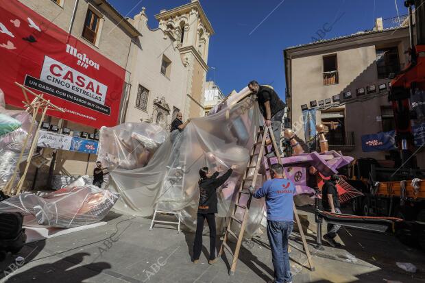 Operarios de la Falla El Pilar protegen las figuras por la suspensión por el...