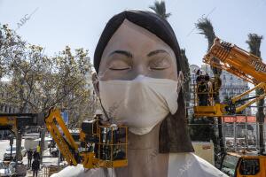 La falla del Ayuntamiento representada con una mascarilla después de la...