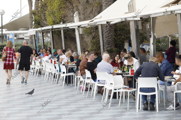 Ambiente en la Playa el Postiguet de Alicante