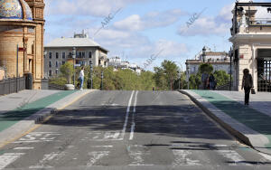 Pocas personas en los alrededores de San Jacinto y el Puente de Triana, tras la...