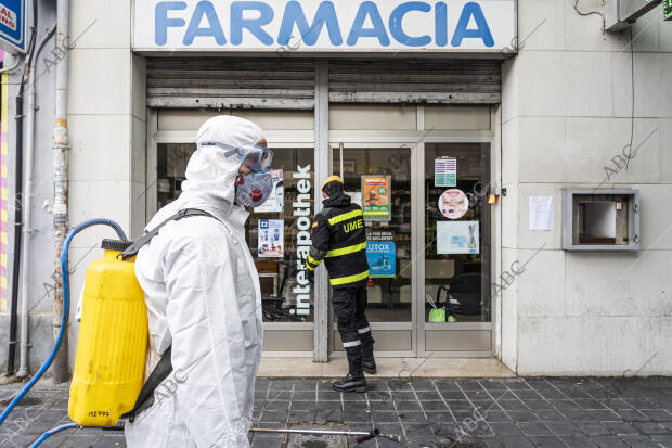 Integrantes de la UME fumigan zonas de posible contiagio por el coronavirus