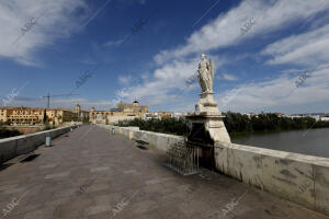 En la imagen, el San Rafael del Puente Romano sin sus círios