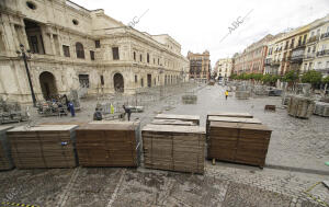 smontaje de los palcos de Semana Santa, tras su cancelación depues del decreto...