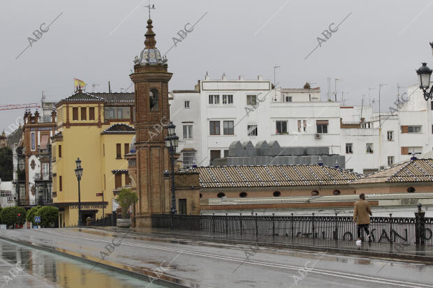 En la imagen, la Capilla del Carmen y la plaza del Altozano desde el puente de...