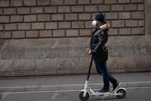 En la imagen, un traseúnte en patinete por Las Ramblas