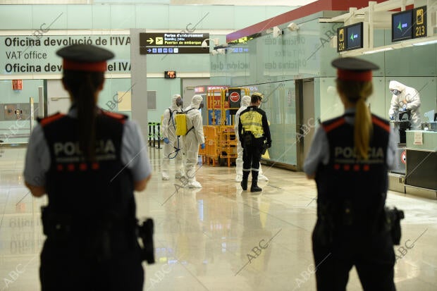 La Unidad de Emergencia del Ejército desinfecta el aeropuerto de El Prat