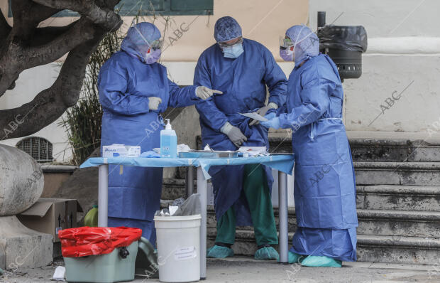 Sanitario del Hospital de la Malvarrosa realizan muestreos al personal del...