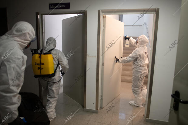 La unidad de Emergencias del Ejército (Ume), Desinfecta el centro sanitario sant...