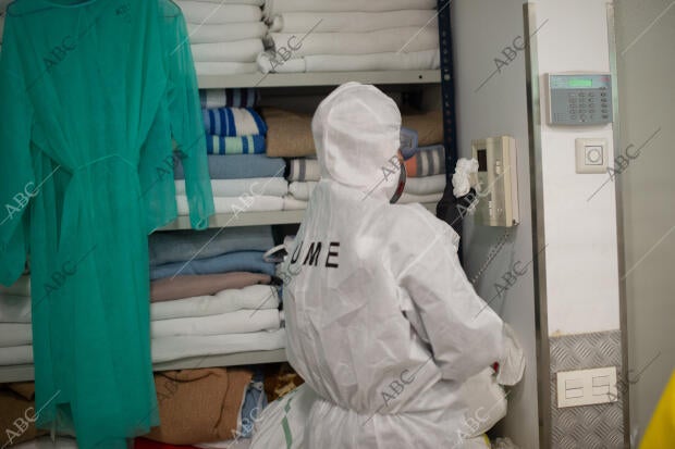 La unidad de Emergencias del Ejército (Ume), Desinfecta el centro sanitario sant...