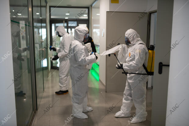 La unidad de Emergencias del Ejército (Ume), Desinfecta el centro sanitario sant...