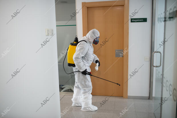 La unidad de Emergencias del Ejército (Ume), Desinfecta el centro sanitario sant...