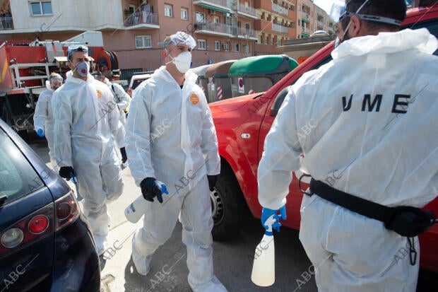 La Unidad de Emergencia del Ejército (UME), desinfecta el centro de menores la...